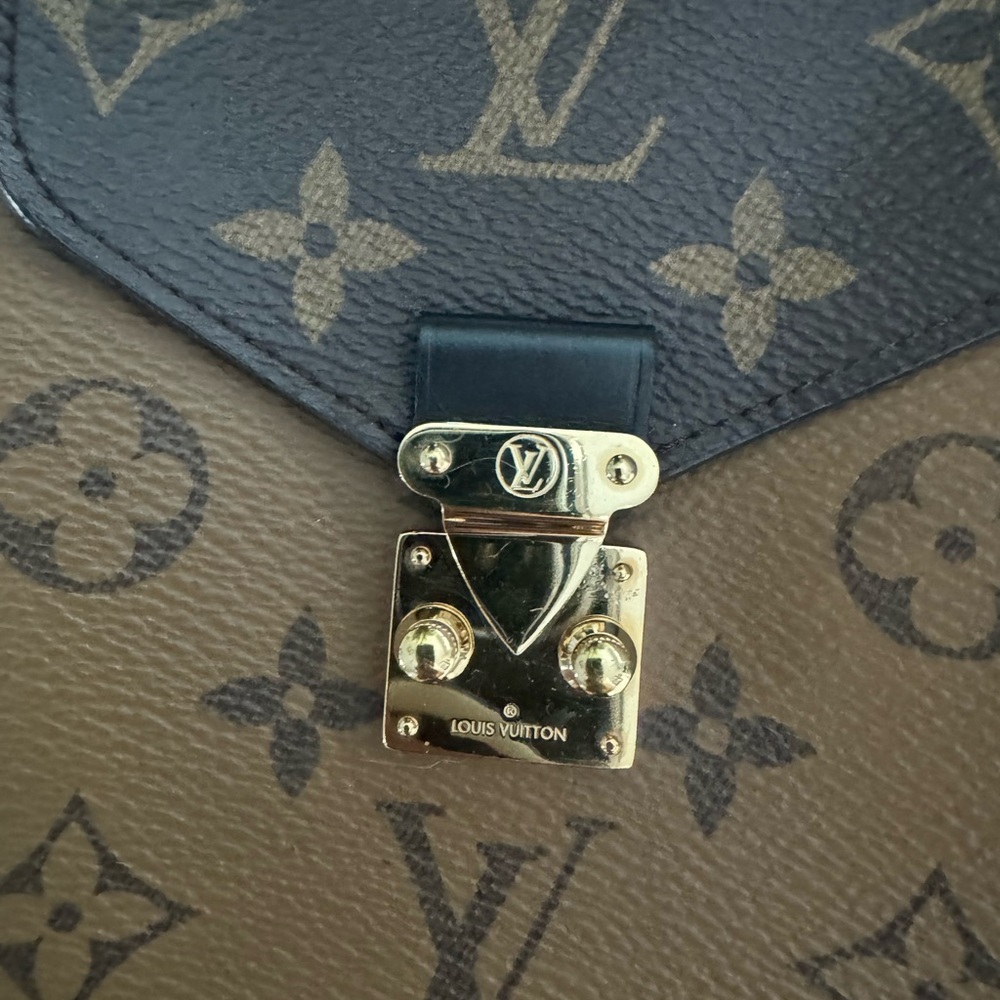 Reverse Monogram Vertical Wallet - on chain - Picture 8 of 14